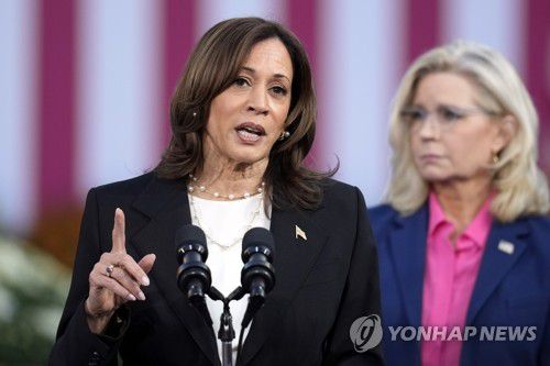 위스콘신서 대선 유세 하는 해리스[AP 연합뉴스 자료사진. 재판매 및 DB 금지]