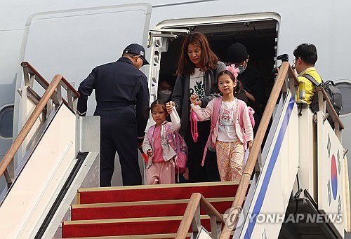 서울공항 도착한 레바논 교민들(성남=연합뉴스) 한상균 기자 = 무장단체 헤즈볼라를 상대로 한 이스라엘의 지상작전이 진행 중인 레바논 체류 국민들이 5일 오후 서울공항에 도착한 군수송기에서 내리고 있다. 2024.10.5 [사진공동취재단] xyz@yna.co.kr