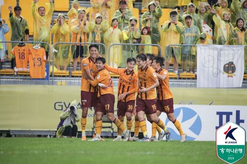 허율 선제골 터지자 좋아하는 광주FC 선수들[한국프로축구연맹 제공. 재판매 및 DB 금지]