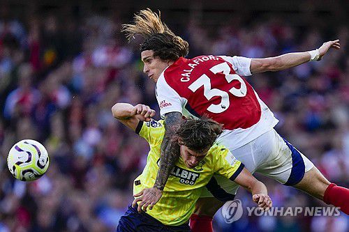 경합하는 사우샘프턴과 아스널 선수들[AP=연합뉴스]