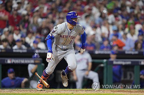 뉴욕 메츠, 니모의 적시타(필라델피아 AP=연합뉴스) 뉴욕 메츠 니모가 6일(한국시간) 미국 펜실베이니아주 필라델피아 시티즌스뱅크파크에서 열린 2024 미국프로야구 NLDS 1차전 필라델피아 필리스와 경기, 8회초 적시타를 친 뒤 1루로 뛰고 있다.