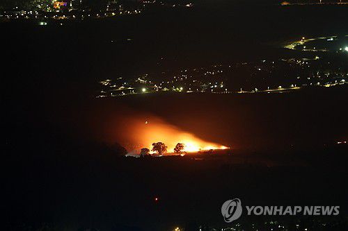 5일(현지시간) 이스라엘 북부 키르야트시모나에 헤즈볼라 공습으로 화염 치솟는 모습[EPA 연합뉴스. 재판매 및 DB 금지]