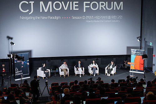 부산서 열린 'CJ 무비 포럼'(서울=연합뉴스) 4일 부산 해운대구 CGV 센텀시티점에서 열린 'CJ 무비 포럼'에서 패널들이 토론하고 있다. 2024.10.4 [CJ 제공. 재판매 및 DB 금지] photo@yna.co.kr