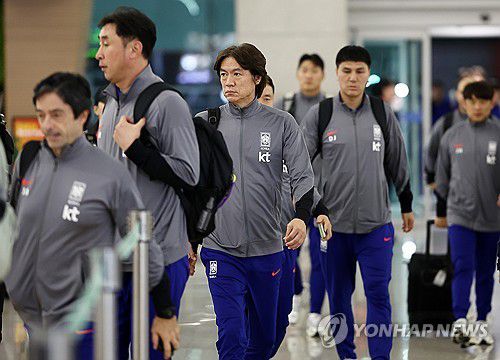 요르단 향하는 홍명보 감독(영종도=연합뉴스) 윤동진 기자 = 홍명보 한국 축구 대표팀 감독이 6일 오후 2026 북중미 월드컵 아시아 3차 예선이 열리는 요르단으로 출국하기 위해 인천국제공항 1터미널 출국장으로 들어서고 있다. 2024.10.6 mon@yna.co.kr
