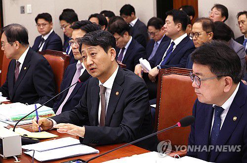 답변하는 안덕근 장관(서울=연합뉴스) 신준희 기자 = 안덕근 산업통상자원부 장관이 7일 국회에서 열린 산업통상자원중소벤처기업위원회 국정감사에서 의원 질의에 답하고 있다. 2024.10.7 hama@yna.co.kr