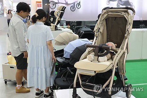 유아용품 한자리에(서울=연합뉴스) 류효림 기자 = 28일 서울 강남구 삼성동 코엑스에서 열린 해외 코베 베이비페어에서 방문객들이 유아용품을 살펴보고 있다. 2024.4.28 ryousanta@yna.co.kr