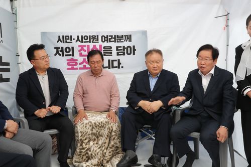 최민호 단식농성장 찾은 국민의힘 충청권 시도당위원장국민의힘 충청권 시도당위원장들이 9일 오전 최민호 세종시장의 단식농성장을 찾아 대화하고 있다. 왼쪽부터 서승우 충북도당위원장, 최 시장, 이상민 대전시당위원장, 김영석 충남도당위원장. [촬영 한종구 기자]