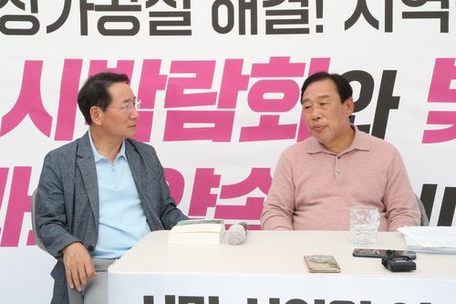 최민호 농성장 찾은 유정복 인천시장유정복 인천시장(왼쪽)이 9일 오후 최민호 세종시장의 단식농성장을 찾아 대화하고 있다. [촬영 한종구 기자]