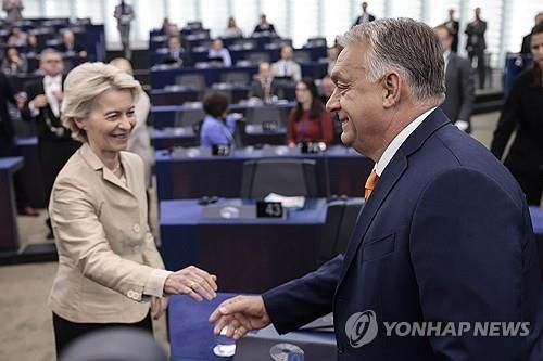 웃으며 인사는 하지만…(스트라스부르 AP=연합뉴스) 우르줄라 폰데어라이엔 EU 집행위원장과 EU 하반기 순회의장국인 헝가리의 오르반 빅토르 총리가 9일(현지시간) 유럽의회에서 만나 인사하는 모습. 2024.10.09.