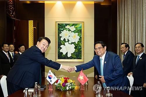 윤석열 대통령, 한·베트남 양자회담    (비엔티안=연합뉴스) 홍해인 기자 = 윤석열 대통령이 10일(현지시간) 라오스 비엔티안 국립컨벤션센터(NCC)에서 열린 한·베트남 양자회담에서 팜 민 찐 베트남 총리와 악수하고 있다. 2024.10.10 [공동취재]     hihong@yna.co.kr (끝)