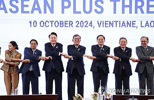 윤석열 대통령, 아세안+3 정상회의 기념촬영    (비엔티안=연합뉴스) 진성철 기자 = 윤석열 대통령이 10일(현지시간) 라오스 비엔티안 국립컨벤션센터(NCC)에서 열린 아세안+3(한중일) 정상회의에서 이시바 시게루 일본 총리, 리창 중국 총리, 손싸이 시판돈 라오스 총리 등 아세안(ASEAN·동남아시아국가연합) 정상들과 기념 촬영을 하고 있다.      왼쪽부터 패통탄 친나왓 태국 총리, 팜 민 찐 베트남 총리, 윤 대통령, 이시바 시게루 일본 총리, 손싸이 시판돈 라오스 총리, 리창 중국 총리, 안와르 이브라힘 말레이시아 총리.  2024.10.10      zjin@yna.co.kr