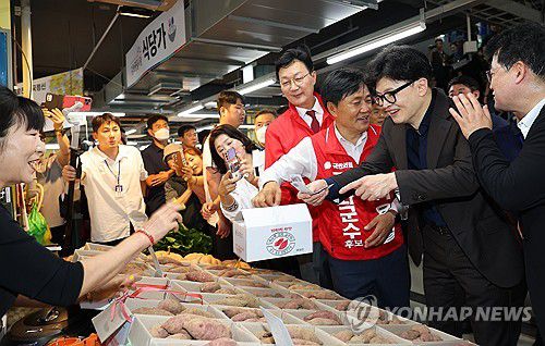 강화풍물시장 찾은 한동훈 대표(인천=연합뉴스) 임순석 기자 = 국민의힘 한동훈 대표가 27일 오전 인천 강화군 강화읍 강화풍물시장을 찾아 상인들과 인사하며 10·16 강화군수 보궐 선거 박용철 후보 지지를 호소하고 있다. 2024.9.27 soonseok02@yna.co.kr