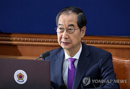 발언하는 한덕수 총리(서울=연합뉴스) 최재구 기자 = 한덕수 국무총리가 10일 서울 종로구 정부서울청사에서 열린 국무회의에서 발언하고 있다. 2024.10.10 jjaeck9@yna.co.kr