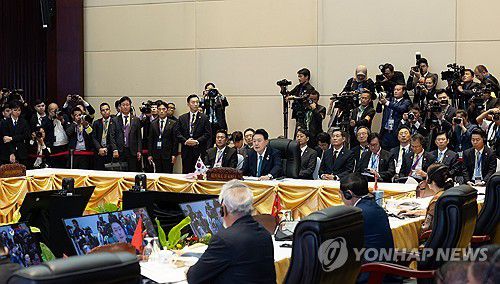 윤석열 대통령, 한·아세안 정상회의 발언(비엔티안=연합뉴스) 홍해인 기자 = 윤석열 대통령이 10일(현지시간) 라오스 비엔티안 국립컨벤션센터(NCC)에서 열린 한·아세안(ASEAN·동남아시아국가연합) 정상회의에서 발언하고 있다. 2024.10.10 [공동취재] hihong@yna.co.kr