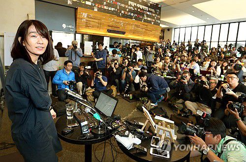 노벨 문학상에 소설가 한강…한국 작가 최초 수상 쾌거(서울=연합뉴스) 소설가 한강이 10일 2024년 노벨 문학상을 수상했다.      사진은 맨부커상을 수상한 2016년 소설 '흰' 출간 기자간담회에 참석한 한강. 2024.10.10 [연합뉴스 자료사진] photo@yna.co.kr