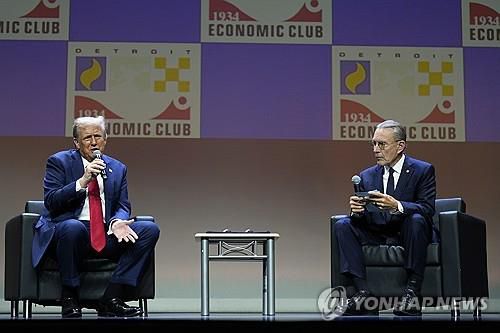 연설후 좌담하는 트럼프(좌)[디트로이트 AP=연합뉴스. 재판매 및 DB 금지]