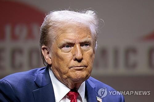 디트로이트 이코노믹 클럽 행사 참석한 트럼프[디트로이트 AFP=연합뉴스. 재판매 및 DB 금지]