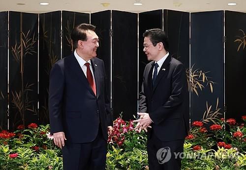 한·싱가포르 정상 대화    (싱가포르=연합뉴스) 홍해인 기자 = 윤석열 대통령이 8일(현지시간) 싱가포르 의회에서 로런스 웡 싱가포르 총리와 공동언론발표를 마친 뒤 대화하고 있다. 2024.10.8     hihong@yna.co.kr (끝)