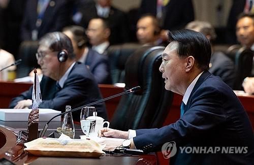 윤석열 대통령, 아세안+3 정상회의 발언    (비엔티안=연합뉴스) 진성철 기자 = 윤석열 대통령이 10일(현지시간) 라오스 비엔티안 국립컨벤션센터(NCC)에서 열린 아세안+3(한중일) 정상회의에서 발언하고 있다.  2024.10.10   [공동취재]     zjin@yna.co.kr