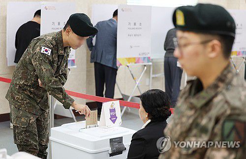 사전 투표하는 군 장병들(인천=연합뉴스) 김상연 기자 = 10·16 재보궐선거 사전투표 첫날인 11일 오전 인천시 강화군 강화읍주민자치센터에서 군 장병들이 투표하고 있다. 2024.10.11 goodluck@yna.co.kr