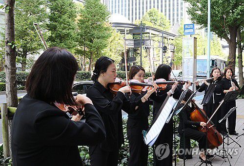 '사죄 촉구' 금요행동 동참한 한국 음악가들(도쿄=연합뉴스) 박상현 특파원 = 일본 도쿄 지요다구 미쓰비시중공업 앞에서 11일 열린 제540회 금요행동에서 한국 음악가들로 구성된 '라르브르 앙상블'이 악기를 연주하고 있다.