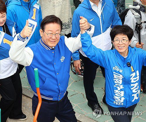 금정구청장 보궐선거 지원유세하는 이재명(부산=연합뉴스) 손형주 기자 = 더불어민주당 이재명 대표가 9일 오후 부산 금정구 온천천에서 김경지 금정구청장 보궐선거 후보와 함께 유세를 펼치고 있다. 2024.10.9 handbrother@yna.co.kr