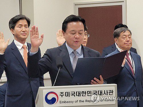 국감 증인 선서하는 조현동 주미대사(워싱턴=연합뉴스) 조준형 특파원 = 조현동 주미대사가 11일(현지시간) 워싱턴 DC의 주미대사관에서 열린 외교통일위원회 국정감사에서 증인 선서를 하고 있다. 2024.10.11 jhcho@yna.co.kr