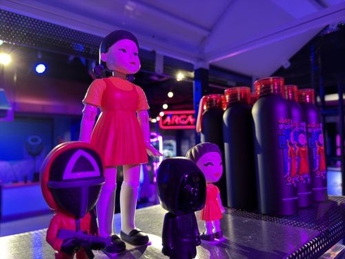 '오징어 마트'에서 판매하는 다양한 상품들(뉴욕=연합뉴스) 이지헌 특파원 = 넷플릭스는 '오징어게임' 시즌2 공개를 앞두고 뉴욕 맨해튼 코리아타운에 복합 체험공간 '오징어게임: 경험(Squid Game : The Experiences)을 개장했다고 12일(현지시간) 밝혔다. 사진은 체험존 내 '오징어 마트'에 놓인 오징어게임 관련 캐릭터 상품들. 2024.10.12 pan@yna.co.kr