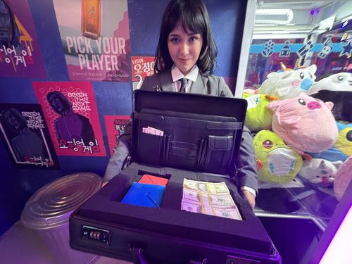 뉴욕에 개장한 오징어게임 체험공간(뉴욕=연합뉴스) 이지헌 특파원 = 넷플릭스는 '오징어게임' 시즌2 공개를 앞두고 뉴욕 맨해튼 코리아타운에 복합 체험공간 '오징어게임: 경험(Squid Game : The Experiences)을 개장했다고 12일(현지시간) 밝혔다. 체험존에서 기자에게 다가와 딱지치기 내기를 권한 진행요원. 2024.10.12 pan@yna.co.kr