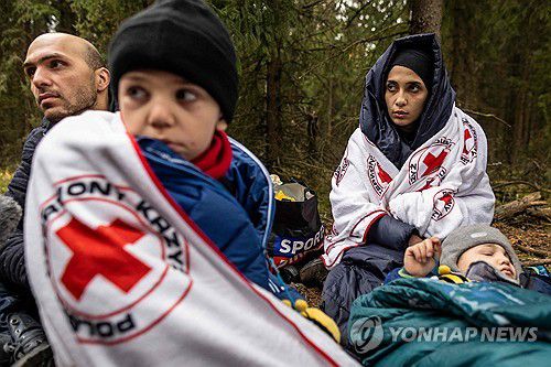 폴란드 국경 근처에서 입국을 기다리고 있는 시리아 난민 가족[AFP=연합뉴스 자료사진]