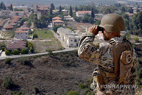 레바논 남부 국경을 바라보는 레바논군[AP 연합뉴스 자료사진. 재배포 및 DB 금지]