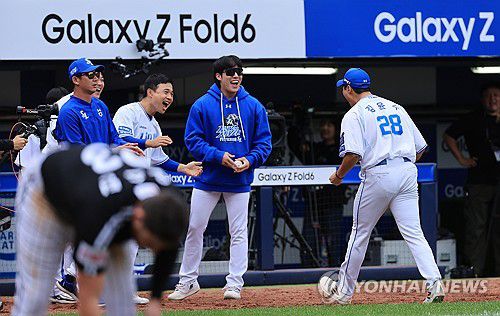 김윤수 '내가 막았다'(대구=연합뉴스) 신현우 기자 = 13일 대구 삼성라이온즈파크에서 열린 2024 신한 SOL뱅크 KBO 포스트시즌 플레이오프 1차전 LG 트윈스와 삼성 라이온즈의 경기. 7회초 2사 1,2루 LG 오스틴 타석 때 교체투입된 삼성 김윤수가 오스틴을 삼진으로 잡아낸 뒤 더그아웃으로 향하며 포효하고 있다. 2024.10.13 nowwego@yna.co.kr