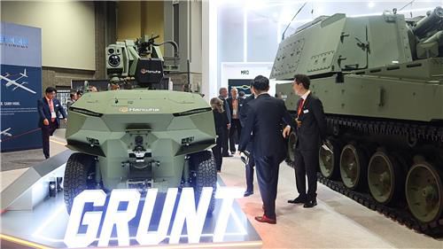 AUSA 2024에서 신형 다목적무인차량 '그런트'를 둘러보는 관람객[한화 제공. 재판매 및 DB 금지]