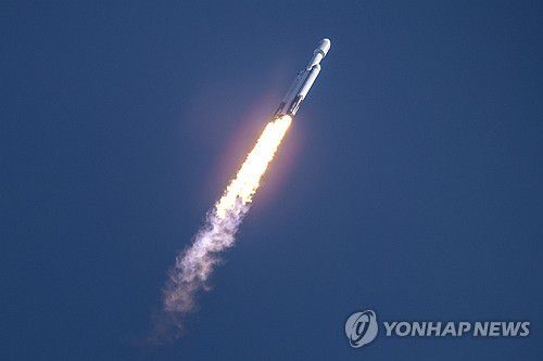 14일(현지시간) 미 플로리다에서 발사된 미 항공우주국(NASA)의 목성 위성 유로파 탐사선 [EPA=연합뉴스. 재판매 및 DB 금지]
