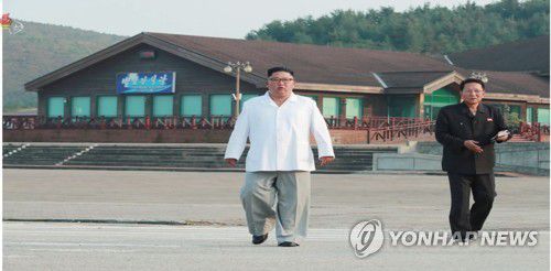 김정은, 금강산관광 현지지도  "남측시설 싹 들어내고 우리식으로"(서울=연합뉴스) 김정은 북한 국무위원장이 금강산관광지구를 현지지도하고 금강산에 설치된 남측 시설 철거를 지시했다고 조선중앙TV가 23일 보도했다. 사진은 중앙TV가 공개한 김 위원장의 시찰 모습. 2019.10.23     [국내에서만 사용가능. 재배포 금지. For Use Only in the Republic of Korea. No Redistribution] nkphoto@yna.co.kr