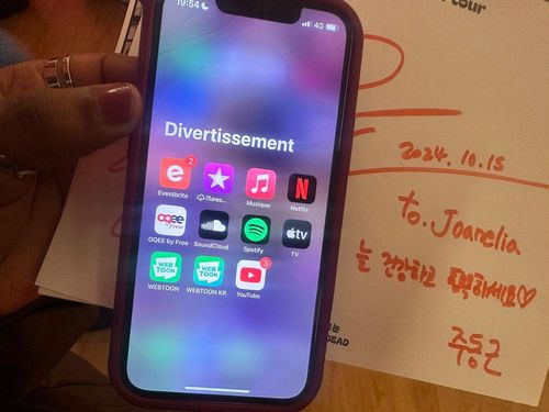 스마트폰으로 한국 웹툰 본다는 벨기에 시민(브뤼셀=연합뉴스) 정빛나 특파원 = 15일(현지시간) 주벨기에 한국문화원 주최 웹툰 '지금 우리 학교는' 주동근 작가의 아티스트 토크 행사에 참석한 관객이 자신의 스마트폰에 있는 네이버웹툰 앱을 보여주고 있다. 2024.10.15 shine@yna.co.kr