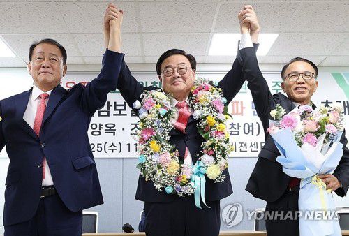 조전혁 후보 택한 서울교육감 보수진영(서울=연합뉴스) 이지은 기자 = 10월 16일 서울시교육감 보궐선거에 보수 단일 후보로 추대된 조전혁 전 한나라당 의원(가운데)이 25일 오전 서울 여의도 산림비전센터에서 열린 서울시교육감중도우파후보단일화통합대책위원회(통대위) 기자회견에서 안양옥(왼쪽)과 홍후조 후보의 축하를 받으며 손을 맞잡고 있다. 통대위는 조 전 의원, 안양옥 전 한국교원단체총연합회 회장, 홍후조 고려대 교육학과 교수 등 3명에 대해 지난 21일 여론조사를 실시했으며, 그 결과 조 후보가 최종 후보로 추대됐다고 밝혔다. 2024.9.25 jieunlee@yna.co.kr