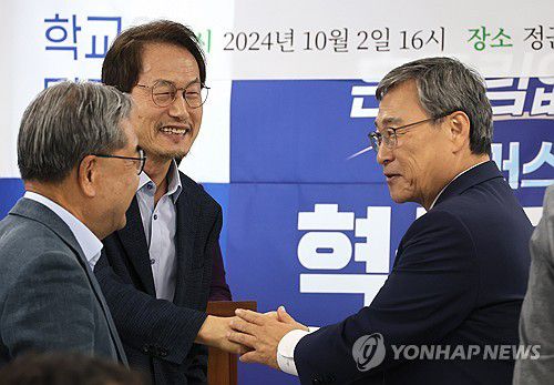 이재정·조희연 전 교육감과 인사 나누는 정근식 후보(서울=연합뉴스) 이정훈 기자 = 정근식 서울시교육감 진보진영 단일 후보가 2일 서울 마포구 선거사무소에서 열린 '승리기원 응원의날 행사'에서 이재정 전 경기도교육감, 조희연 전 서울시교육감과 인사를 나누고 있다. 2024.10.2 uwg806@yna.co.kr
