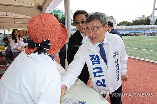 서울시교육감 선거 D-3, 유세 나선 정근식 후보(서울=연합뉴스) 임화영 기자 = 정근식 서울시교육감 후보가 보궐 선거를 사흘 앞둔 13일 오후 서울 용산구 효창공원에서 열린 재경완도군향우회 정기총회 및 한마음축제를 찾아 유세하고 있다. 2024.10.13 hwayoung7@yna.co.kr