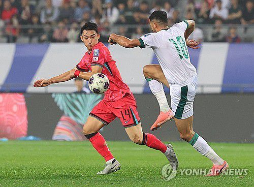 '막아라'(용인=연합뉴스) 한종찬 기자 = 15일 경기도 용인미르스타디움에서 열린 북중미월드컵 아시아 지역 3차 예선 B조 4차전 대한민국 대 이라크의 경기.      조유민이 상대 선수와 볼 다툼을 벌이고 있다.  2024.10.15 photo@yna.co.kr