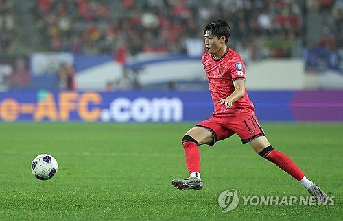 드리블하는 배준호(용인=연합뉴스) 김성민 기자 = 15일 경기도 용인미르스타디움에서 열린 북중미월드컵 아시아 지역 3차 예선 B조 4차전 대한민국 대 이라크의 경기. 한국 배준호가 드리블하고 있다. 2024.10.15 ksm7976@yna.co.kr