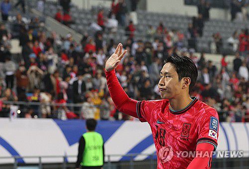 인사하는 이강인(용인=연합뉴스) 한종찬 기자 = 15일 경기도 용인미르스타디움에서 열린 북중미월드컵 아시아 지역 3차 예선 B조 4차전 대한민국 대 이라크의 경기. 경기를 마친 뒤, 이강인이 팬들에게 인사하고 있다. 2024.10.15 saba@yna.co.kr