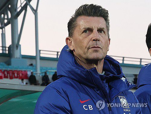 경기 시작 기다리는 콜린 벨 감독(이천=연합뉴스) 홍기원 기자 = 5일 경기도 이천종합운동장에서 열린 여자 축구 국가대표팀 평가전 대한민국과 필리핀의 경기. 대한민국 콜린 벨 감독이 경기 시작을 기다리고 있다. 2024.4.5 xanadu@yna.co.kr