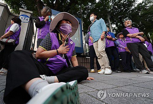 절규하는 유가족(서울=연합뉴스) 김도훈 기자 = 이태원 참사 부실 대응 관련 1심 선고재판이 열린 지난달 30일 오후 서울 마포구 서울서부지방법원 앞에서 유가족이 박희영 용산구청장이 무죄 판결을 받고 청사를 빠져나간 뒤 오열하고 있다. 2024.9.30 superdoo82@yna.co.kr