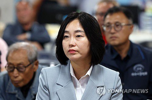 개표 상황 지켜보는 진보당 김재연 대표(영광=연합뉴스) 조남수 기자 = 10ㆍ16 재ㆍ보궐선거가 실시된 16일 진보당 김재연 대표가 전남 영광군 영광읍 이석하 후보 선거사무소에서 개표 상황을 지켜보고 있다. 2024.10.16 iso64@yna.co.kr