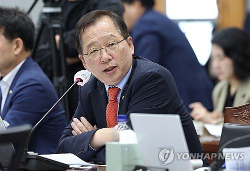 국정감사서 질의하는 조승환 의원(안동=연합뉴스) 윤관식 기자 = 국민의힘 조승환 의원이 17일 오전 경북 안동시 경북도청에서 열린 국회 행정안전위원회의 경북도에 대한 국정감사에서 질의하고 있다. 2024.10.17 psik@yna.co.kr