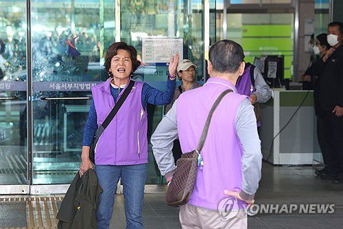 믿을 수 없는 심정인 이태원 참사 유가족(서울=연합뉴스) 임화영 기자 = 이태원 참사 유가족이 17일 서울서부지법에서 김광호 전 서울경찰청장의 이태원 참사 부실대응 혐의 관련 1심 무죄 선고에 대해 비판하고 있다. 2024.10.17 hwayoung7@yna.co.kr