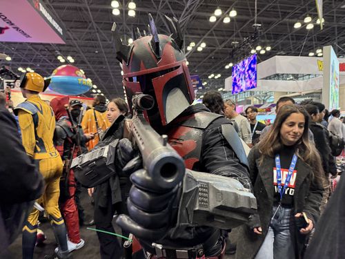 뉴욕 코믹콘 2024 행사를 찾은 뉴요커들(뉴욕=연합뉴스) 이지헌 특파원 = 17일(현지시간) 미국 뉴욕에서 개막한 '뉴욕 코믹콘(NYCC) 2024' 행사장에서 스타워즈 시리즈에 등장하는 만달로리안 현상금 사냥꾼 캐릭터 복장의 참가자가 포즈를 취하고 있다. 2024.10.17 pan@yna.co.kr