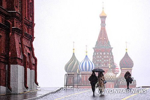 첫눈 오는 모스크바 붉은광장[타스 연합뉴스 자료사진. 재판매 및 DB 금지]