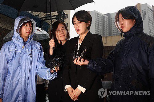 취재진 질문받는 문다혜(서울=연합뉴스) 서대연 기자 = 음주운전 사고를 일으킨 문재인 전 대통령의 딸 문다혜 씨가 18일 오후 서울 용산경찰서로 출석하며 취재진 질문을 받고 있다. 2024.10.18 dwise@yna.co.kr